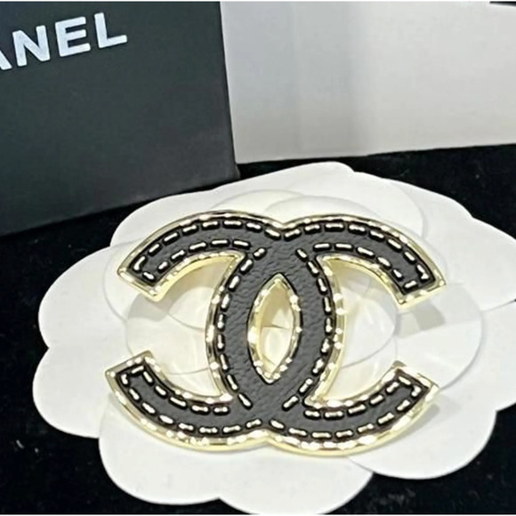 Chanel Gold and Black Textured Interlocking CC Brooch Fall/Winter 2023 (CCXX017) - Picture 2 of 5